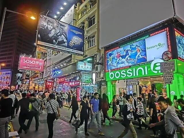 صورة لاعلانات في شارع مزدحم